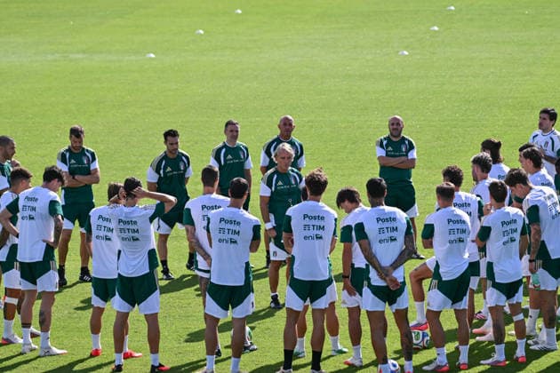 IPA88920451 - Italy s head coach, Roberto Mancini, speaks to Italian players during TEAM ITALY - TRAINING, a UEFA Nations League soccer match in Florence, Italy, on September 24, 2026  Copyright: xLisaxGuglielmi IPAxSportx xx IPA88920451