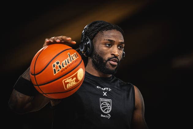 1. Basketball Bundesliga, easyCredit BBL, Saison 2026 2027, Herren, Hauptrunde, 2. Spieltag, 24.09.2026, RASTA Vechta - Bamberg Baskets Jordan Jones ( 4 - BMA365 Bamberg Baskets) vor der Partie Vechta RASTA Dome Niedersachsen Deutschland