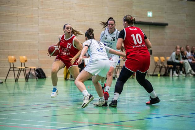 Osnabrück, Deutschland 24. September 2026: Basketball Frauen - 2026 2027 - Testspiel - BBC Osnabrück gegen Herner TC Im Bild: v. li. im Zweikampf Mariana Mathes da Silva Pereira (TC 12) und Sarah Nocke (BBC 8). Copyright: xFotostandx xKönigx
