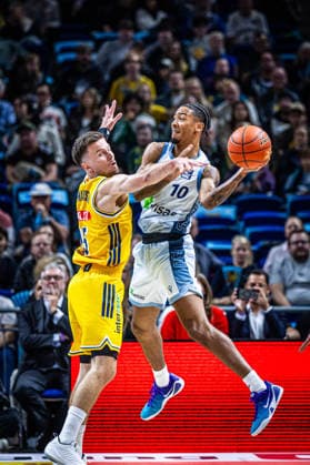 Basketball Berlin 24.09.2026 Saison 2026 2027 EasyCredit BBL 1. Bundesliga Männer, Herren Alba Berlin - Skyliners Frankfurt Jusah Mintz (Frankfurt, No.10) Martin Hermannsson (Alba Berlin, No.15)