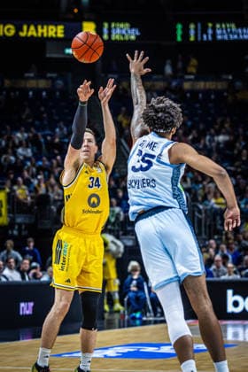 Basketball Berlin 24.09.2026 Saison 2026 2027 EasyCredit BBL 1. Bundesliga Männer, Herren Alba Berlin - Skyliners Frankfurt Justin Bean (Alba Berlin, No.34) Roman Bedime (Frankfurt, No.35)