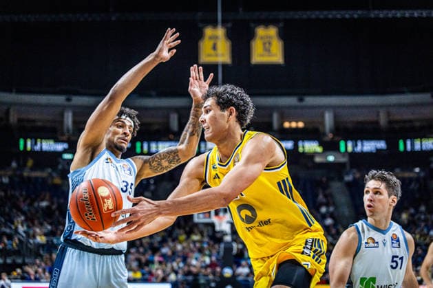 Basketball Berlin 24.09.2026 Saison 2026 2027 EasyCredit BBL 1. Bundesliga Männer, Herren Alba Berlin - Skyliners Frankfurt Brandon Angel (Alba Berlin, No.21) Roman Bedime (Frankfurt, No.35)