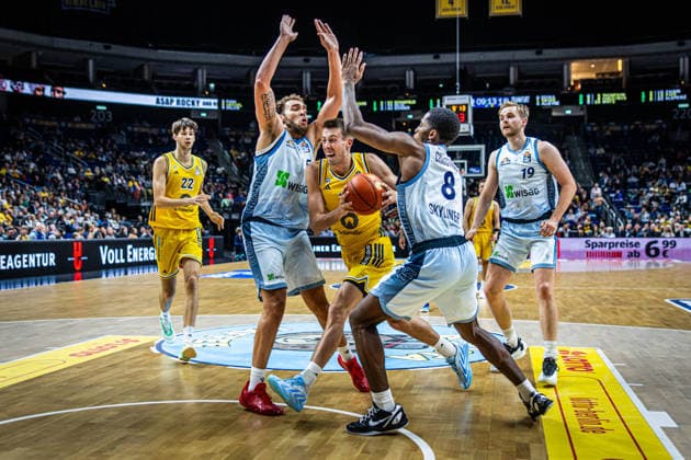 Basketball Berlin 24.09.2026 Saison 2026 2027 EasyCredit BBL 1. Bundesliga Männer, Herren Alba Berlin - Skyliners Frankfurt Joe Wieskamp (Alba Berlin, No.11) William Christmas (Frankfurt, No.08)