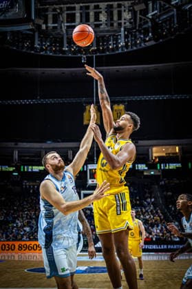 Basketball Berlin 24.09.2026 Saison 2026 2027 EasyCredit BBL 1. Bundesliga Männer, Herren Alba Berlin - Skyliners Frankfurt Norris Agbakoko (Alba Berlin, No.17) Radii Caisin (Frankfurt, No.15)