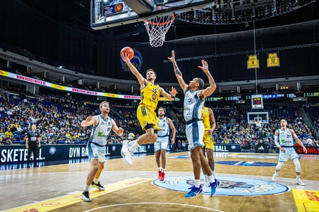 Basketball Berlin 24.09.2026 Saison 2026 2027 EasyCredit BBL 1. Bundesliga Männer, Herren Alba Berlin - Skyliners Frankfurt Martin Hermannsson (Alba Berlin, No.15) Jusah Mintz (Frankfurt, No.10)