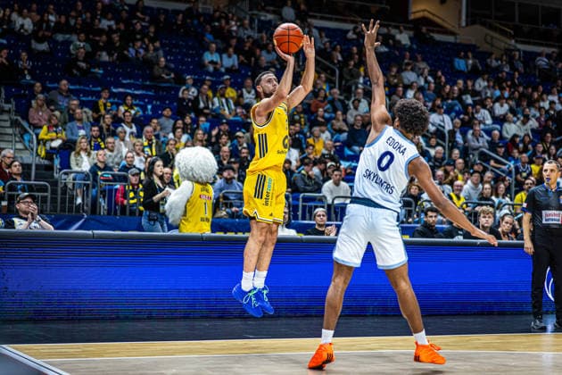 Basketball Berlin 24.09.2026 Saison 2026 2027 EasyCredit BBL 1. Bundesliga Männer, Herren Alba Berlin - Skyliners Frankfurt Jordan Ford (Alba Berlin, No.03) Jamie Edoka (Frankfurt, No.00)