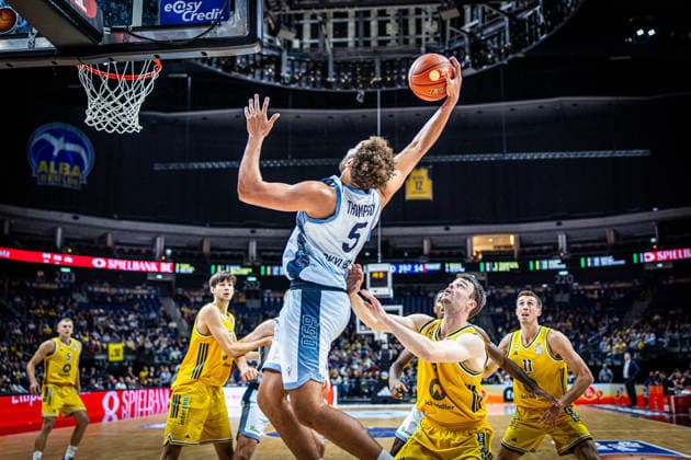 Basketball Berlin 24.09.2026 Saison 2026 2027 EasyCredit BBL 1. Bundesliga Männer, Herren Alba Berlin - Skyliners Frankfurt Race Thompson (Frankfurt, No.05) Jonas Mattisseck (Alba Berlin, No.09)
