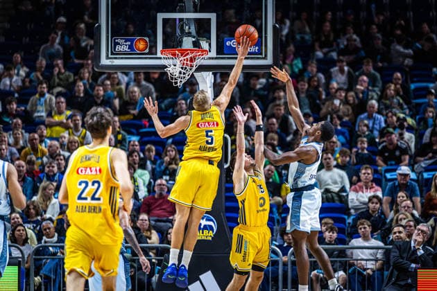 Basketball Berlin 24.09.2026 Saison 2026 2027 EasyCredit BBL 1. Bundesliga Männer, Herren Alba Berlin - Skyliners Frankfurt Sam Griesel (Alba Berlin, No.05) block