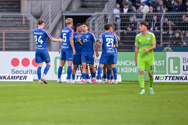 24.09.2026, Fussball, Saison 2026 2027, Testspiel, Rot-Weiß Oberhausen - FC Schalke 04, Rot-Weiß Oberhausen freut sich über das Tor zum 1:0, Vitalie Becker (FC Schalke 04) xRHR-FOTO YYx Copyright: KROEGER RHR-FOTOx RHR-FOTO YY