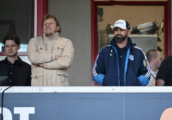 Trainer Miron Muslic (FC Schalke 04), re., und Youri Mulder (Direktor Profifussball FC Schalke 04) auf der Tribüne 24.09.2026, Fussball Saison 2026 2027, Testspiel, Rot-Weiß Oberhausen - FC Schalke 04 Oberhausen Niederrheinstadion Nordrhein Westfalen Deutschland