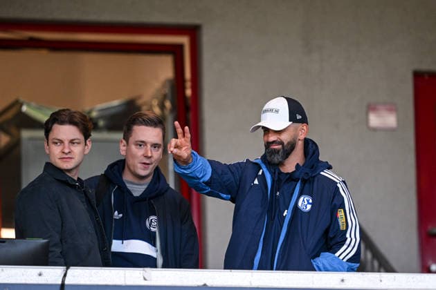 24.09.2026, Fussball, Saison 2026 2027, Testspiel, Rot-Weiß Oberhausen - FC Schalke 04, Trainer Miron Muslic (FC Schalke 04) auf der Tribüne, xRHR-FOTO YYx Copyright: KROEGER RHR-FOTOx RHR-FOTO YY