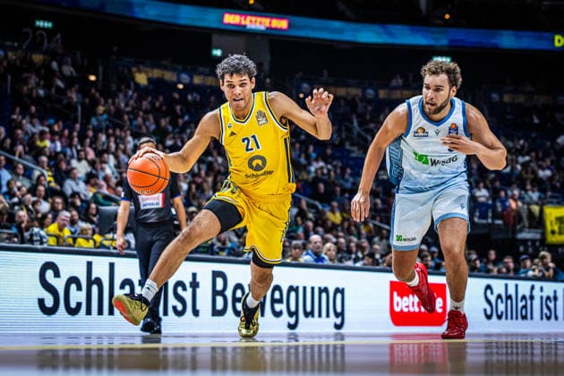 Basketball Berlin 24.09.2026 Saison 2026 2027 EasyCredit BBL 1. Bundesliga Männer, Herren Alba Berlin - Skyliners Frankfurt Brandon Angel (Alba Berlin, No.21) Race Thompson (Frankfurt, No.05)