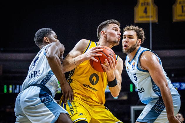 Basketball Berlin 24.09.2026 Saison 2026 2027 EasyCredit BBL 1. Bundesliga Männer, Herren Alba Berlin - Skyliners Frankfurt Martin Hermannsson (Alba Berlin, No.15) Race Thompson (Frankfurt, No.05)