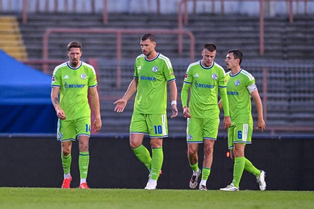 24.09.2026, Fussball, Saison 2026 2027, Testspiel, Rot-Weiß Oberhausen - FC Schalke 04, Janik Bachmann (FC Schalke 04), Edin DÅ¾eko Dzeko (FC Schalke 04), Magnus Rösner (FC Schalke 04), Ron Schallenberg (FC Schalke 04) sind enttäuscht über das Gegentor, xRHR-FOTO YYx Copyright: KROEGER RHR-FOTOx RHR-FOTO YY