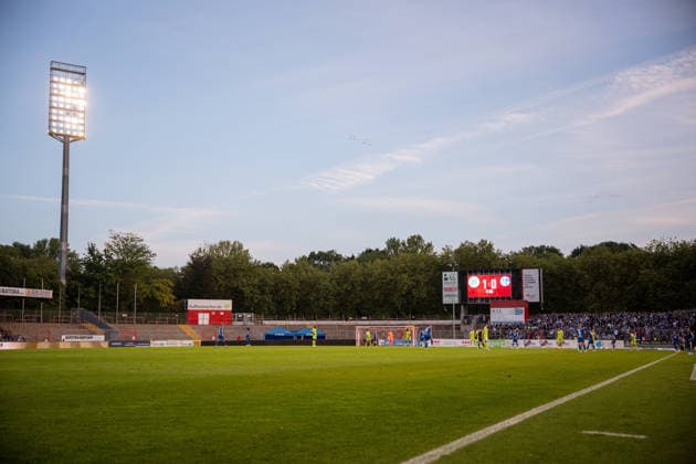 24.09.2026, Fussball, Saison 2026 2027, Testspiel, Rot-Weiß Oberhausen - FC Schalke 04, FC Schalke 04 Fans Tribüne, Tribüne geschlossen, xRHR-FOTO YYx Copyright: KROEGER RHR-FOTOx RHR-FOTO YY