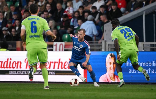 Max Meyer (Rot Weiss Oberhausen), mi., gegen Junior Dina Ebimbe (FC Schalke 04), re., und Ron Schallenberg (FC Schalke 04) 24.09.2026, Fussball Saison 2026 2027, Testspiel, Rot-Weiß Oberhausen - FC Schalke 04 Oberhausen Niederrheinstadion Nordrhein Westfalen Deutschland