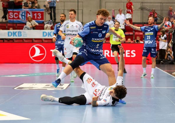 24.09.2026, Deutschland, Stuttgart, DHB Pokal Saison 2026 2027, TVB Stuttgart vs. HC Erlangen, v.l. Max Heydecke (TVB), Lucca Bialowas (HCE)
