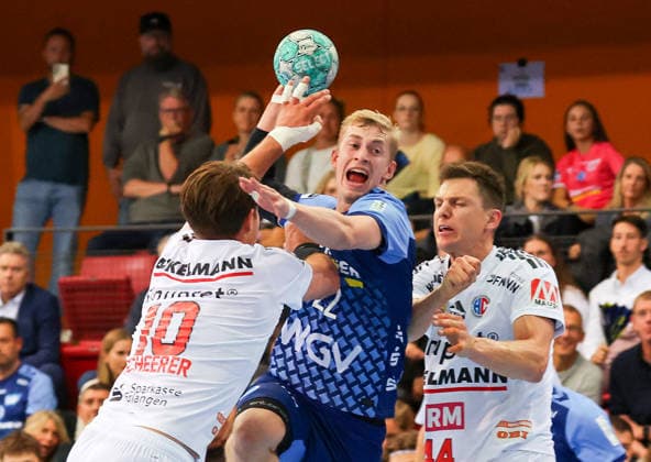24.09.2026, Deutschland, Stuttgart, DHB Pokal Saison 2026 2027, TVB Stuttgart vs. HC Erlangen, v.l. Florian Scheerer (HCE), Torben Matzken (TVB), Christoph Steinert (HCE)