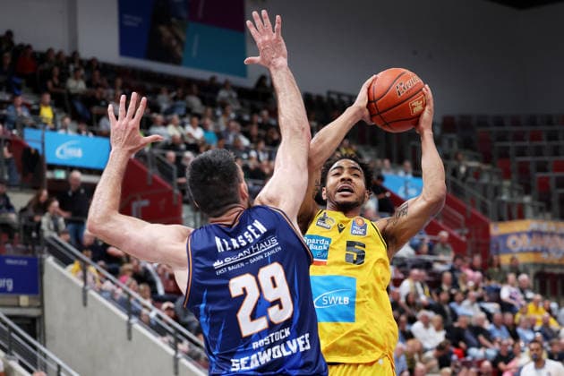 2026.09.24, Deutschland, Ludwigsburg Basketball MHP Riesen Ludwigsburg vs. Rostock Seawolves, v.l. Owen Klassen (Rostock), Ishmael Leggett (LB)
