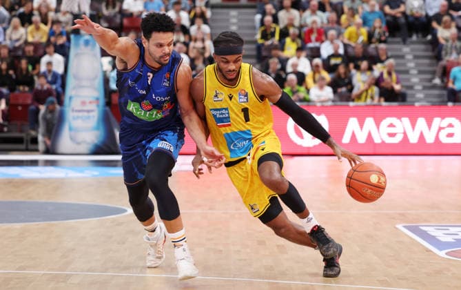 2026.09.24, Deutschland, Ludwigsburg Basketball MHP Riesen Ludwigsburg vs. Rostock Seawolves, v.l. Dominic Lockhart (Rostock), Justin Kier (LB)
