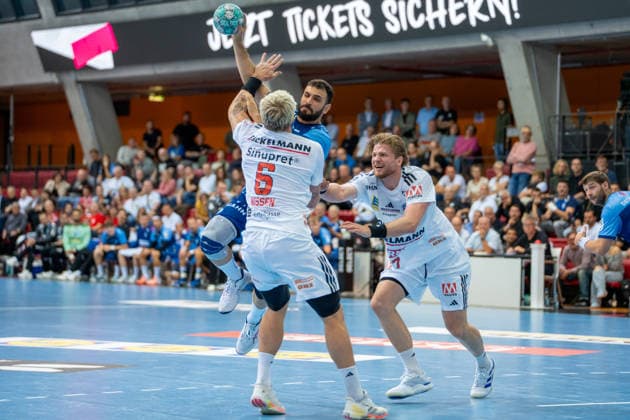Handball I Herren I Saison 2026-2027 I DHB Pokal I 2. Runde I TVB Stuttgart - HC Erlangen I 24.09.2026 Mohamed Amine Darmoul (70, TVB Stuttgart) mit Ball verteidigt von Marek Nissen (6, HC Erlangen) und Maciej Gebala (77, HC Erlangen) Stuttgart Scharrena Baden-Württemberg Deutschland Copyright: xLobeca MaxxPetershansx