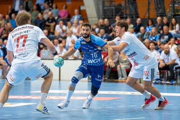 Handball I Herren I Saison 2026-2027 I DHB Pokal I 2. Runde I TVB Stuttgart - HC Erlangen I 24.09.2026 Mohamed Amine Darmoul (70, TVB Stuttgart) mit Ball, verteidigt von Florian Scheerer (10, HC Erlangen) Stuttgart Scharrena Baden-Württemberg Deutschland Copyright: xLobeca MaxxPetershansx