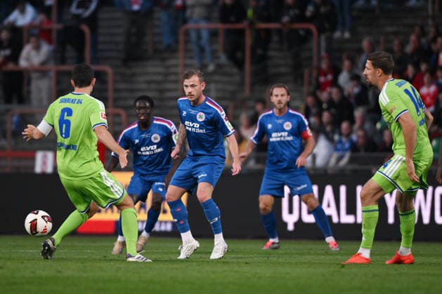 Ron Schallenberg (FC Schalke 04), Max Meyer (Rot Weiss Oberhausen), Janik Bachmann (FC Schalke 04), vorne v.li. 24.09.2026, Fussball Saison 2026 2027, Testspiel, Rot-Weiß Oberhausen - FC Schalke 04 Oberhausen Niederrheinstadion Nordrhein Westfalen Deutschland