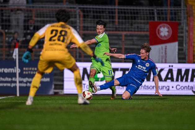 24.09.2026, Fussball, Saison 2026 2027, Testspiel, Rot-Weiß Oberhausen - FC Schalke 04, Adrian Gantenbein (FC Schalke 04), Simon Ludwig (Rot-Weiß Oberhausen) xRHR-FOTO YYx Copyright: KROEGER RHR-FOTOx RHR-FOTO YY