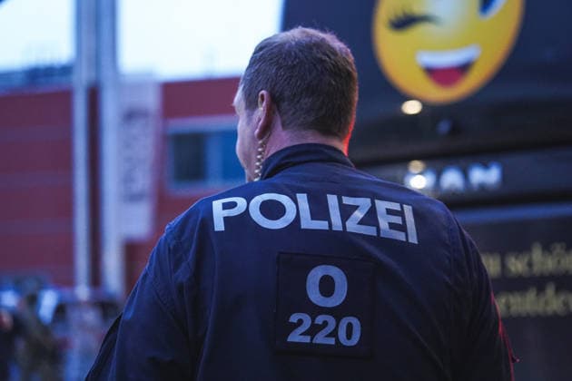 Fussball: Österreich: UEFA Nations League 2026 2027 - Liga B, Gruppe B3, 1. Spieltag, 24.09.2026 - Österreich vs. Israel - Raiffeisen Arena (Linz, Österreich); Pro-Palästina-Demonstration, Free Palestine, Gaza, Nahostkonflikt, Israel, Palästina, Klimagerechtigkeit, Protest, Kundgebung, Aktivismus, Polizei, Polizeieinsatz, bewaffnete Polizei, Sicherheitskräfte, Hochrisikospiel Copyright: xLukasxBierederx
