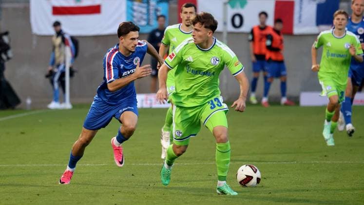 Fußball-Testspiel zwischen Regionalligist Rot-Weiß Oberhausen und FC Schalke 04 im Stadion Niederrhein in Oberhausen ** NUR FÜR REDAKTIONELLE ZWECKE ** EDITORIAL USE ONLY **<p>Fußball-Testspiel zwischen Regionalligist Rot-Weiß Oberhausen (blaues Trikot) und FC Schalke 04 (grünes Trikot) am Donnerstag den 24.September 2026 im Stadion Niederrhein in Oberhausen Foto : Frank Oppitz FUNKE Foto Services< p> Deutschland NRW Oberhausen Copyright: FrankxOppitz