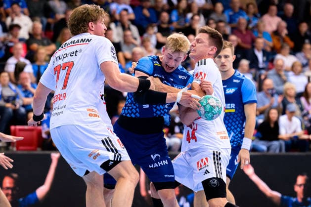 Stuttgart: HBL - 26 27 - DHB-Pokal - TVB Stuttgart - HC Erlangen v. li. im Zweikampf Maciej Gebala (HC Erlangen), Torben Matzken (Stuttgart), Christoph Steinert (HC Erlangen) Stuttgart Scharrena Baden-Württemberg Deutschland