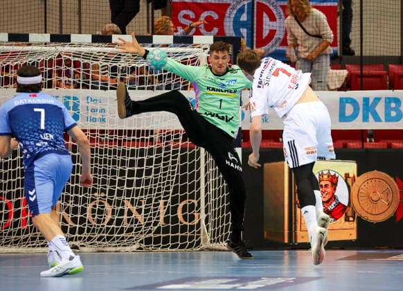 24.09.2026, Deutschland, Stuttgart, DHB Pokal Saison 2026 2027, TVB Stuttgart vs. HC Erlangen, v.l. Mateusz Kornecki (TVB), Yannick Bialowas (HCE)