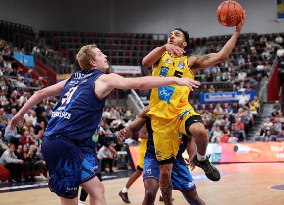 2026.09.24, Deutschland, Ludwigsburg Basketball MHP Riesen Ludwigsburg vs. Rostock Seawolves, v.l. Bent Leuchten (Rostock), Ishmael Leggett (LB)