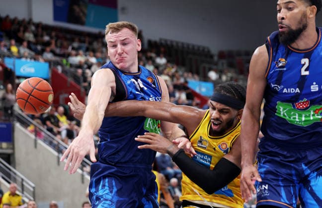 2026.09.24, Deutschland, Ludwigsburg Basketball MHP Riesen Ludwigsburg vs. Rostock Seawolves, v.l. Artur Konontshuk (Rostock), Justin Kier (LB), Zach Copeland (Rostock)
