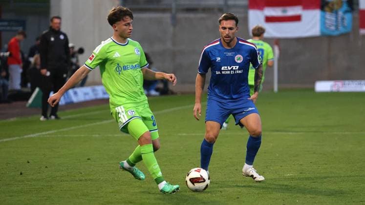 Fußball-Testspiel zwischen Regionalligist Rot-Weiß Oberhausen und FC Schalke 04 im Stadion Niederrhein in Oberhausen ** NUR FÜR REDAKTIONELLE ZWECKE ** EDITORIAL USE ONLY **<p>Fußball-Testspiel zwischen Regionalligist Rot-Weiß Oberhausen (blaues Trikot) und FC Schalke 04 (grünes Trikot) am Donnerstag den 24.September 2026 im Stadion Niederrhein in Oberhausen Foto : Frank Oppitz FUNKE Foto Services< p> Deutschland NRW Oberhausen Copyright: FrankxOppitz