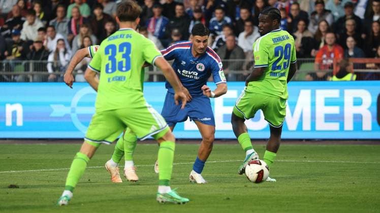 Fußball-Testspiel zwischen Regionalligist Rot-Weiß Oberhausen und FC Schalke 04 im Stadion Niederrhein in Oberhausen ** NUR FÜR REDAKTIONELLE ZWECKE ** EDITORIAL USE ONLY **<p>Fußball-Testspiel zwischen Regionalligist Rot-Weiß Oberhausen (blaues Trikot) und FC Schalke 04 (grünes Trikot) am Donnerstag den 24.September 2026 im Stadion Niederrhein in Oberhausen Foto : Frank Oppitz FUNKE Foto Services< p> Deutschland NRW Oberhausen Copyright: FrankxOppitz
