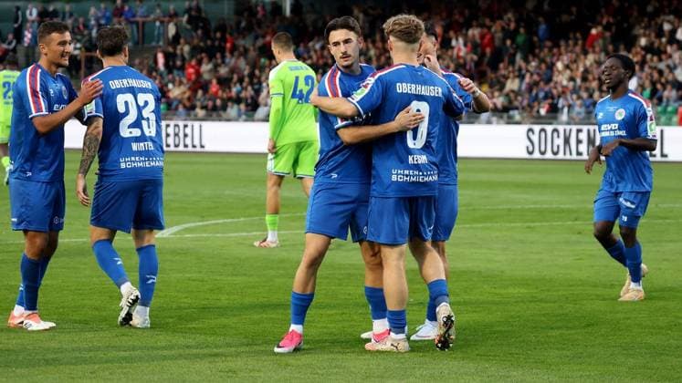 Fußball-Testspiel zwischen Regionalligist Rot-Weiß Oberhausen und FC Schalke 04 im Stadion Niederrhein in Oberhausen ** NUR FÜR REDAKTIONELLE ZWECKE ** EDITORIAL USE ONLY **<p>Fußball-Testspiel zwischen Regionalligist Rot-Weiß Oberhausen (blaues Trikot) und FC Schalke 04 (grünes Trikot) am Donnerstag den 24.September 2026 im Stadion Niederrhein in Oberhausen Foto : Frank Oppitz FUNKE Foto Services< p> Deutschland NRW Oberhausen Copyright: FrankxOppitz