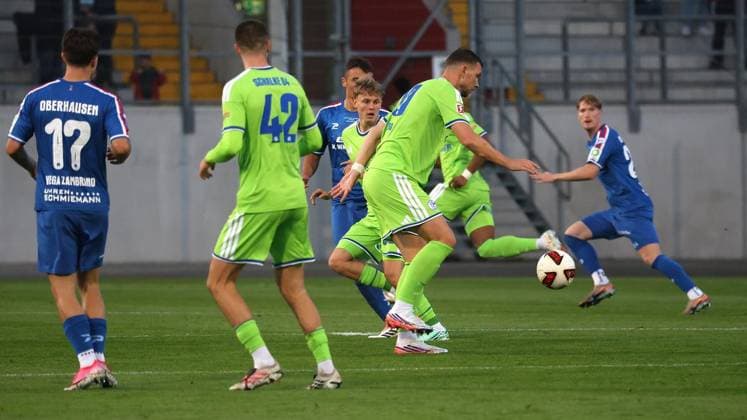 Fußball-Testspiel zwischen Regionalligist Rot-Weiß Oberhausen und FC Schalke 04 im Stadion Niederrhein in Oberhausen ** NUR FÜR REDAKTIONELLE ZWECKE ** EDITORIAL USE ONLY **<p>Fußball-Testspiel zwischen Regionalligist Rot-Weiß Oberhausen (blaues Trikot) und FC Schalke 04 (grünes Trikot) am Donnerstag den 24.September 2026 im Stadion Niederrhein in Oberhausen Foto : Frank Oppitz FUNKE Foto Services< p> Deutschland NRW Oberhausen Copyright: FrankxOppitz