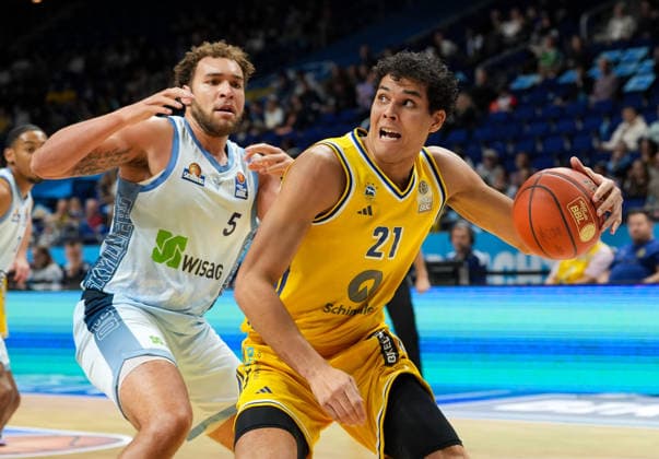 Brandon Angel (Alba Berlin, 21) im Zweikampf mit Race Thompson (Fraport Skyliners Frankfurt, 5) GER, Alba Berlin vs Fraport Skyliners Frankfurt, easyCredit BBL, 2. Spieltag, Saison 2026 27, Uber Arena, Berlin, 24.09.2026 Alba Berlin vs Fraport Skyliners Frankfurt, easyCredit BBL, 2. Spieltag, Saison 2026 67, 24.09.2026 Berlin Copyright: xEibner-Pressefoto ScottxColemanx EP_SCN
