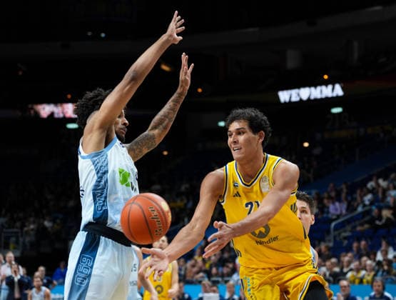 Brandon Angel (Alba Berlin, 21) passt den Ball gegen Roman Bedime (Fraport Skyliners Frankfurt, 35). GER, Alba Berlin vs Fraport Skyliners Frankfurt, easyCredit BBL, 2. Spieltag, Saison 2026 27, Uber Arena, Berlin, 24.09.2026 Alba Berlin vs Fraport Skyliners Frankfurt, easyCredit BBL, 2. Spieltag, Saison 2026 67, 24.09.2026 Berlin Copyright: xEibner-Pressefoto ScottxColemanx EP_SCN