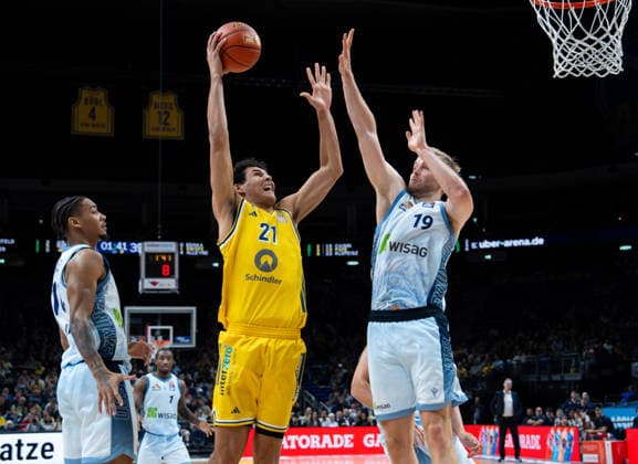 Brandon Angel (Alba Berlin, 21) zieht gegen Till Pape (Fraport Skyliners Frankfurt, 19) zum Korb. GER, Alba Berlin vs Fraport Skyliners Frankfurt, easyCredit BBL, 2. Spieltag, Saison 2026 27, Uber Arena, Berlin, 24.09.2026 Alba Berlin vs Fraport Skyliners Frankfurt, easyCredit BBL, 2. Spieltag, Saison 2026 67, 24.09.2026 Berlin Copyright: xEibner-Pressefoto ScottxColemanx EP_SCN