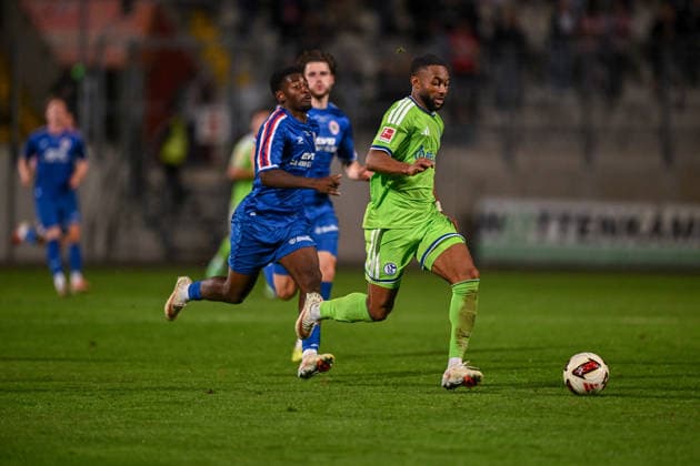24.09.2026, Fussball, Saison 2026 2027, Testspiel, Rot-Weiß Oberhausen - FC Schalke 04, Moussa Sylla (FC Schalke 04) tritt zum Sprint für das Tor zum 2:2, xRHR-FOTO YYx Copyright: KROEGER RHR-FOTOx RHR-FOTO YY