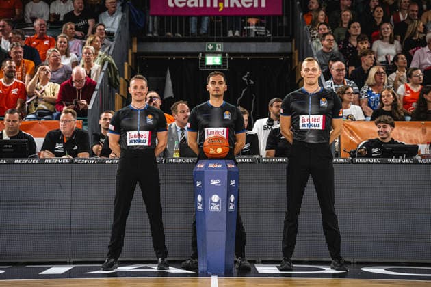 1. Basketball Bundesliga, easyCredit BBL, Saison 2026 2027, Herren, Hauptrunde, 2. Spieltag, 24.09.2026, RASTA Vechta - Bamberg Baskets Die Schiedsrichter vor der Partie Vechta RASTA Dome Niedersachsen Deutschland
