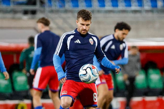 Aron Sele (Liechtenstein, 08) beim Aufwärmen vor Spielbeginn , Liechtenstein, UEFA , Nations League, 1. Spieltag, Liechtenstein vs. Litauen, 24.09.2026, Vaduz Rheinpark Stadion Liechtenstein Copyright: xGrantxHubbsx