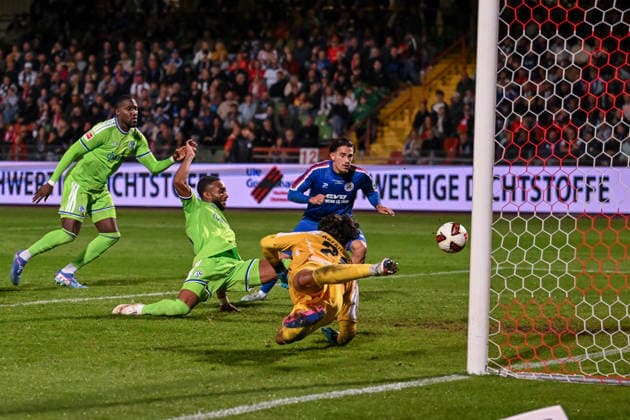 24.09.2026, Fussball, Saison 2026 2027, Testspiel, Rot-Weiß Oberhausen - FC Schalke 04, Moussa Sylla (FC Schalke 04) erzielt das Tor zum 2:5 xRHR-FOTO YYx Copyright: KROEGER RHR-FOTOx RHR-FOTO YY