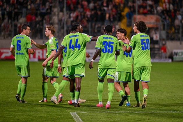 24.09.2026, Fussball, Saison 2026 2027, Testspiel, Rot-Weiß Oberhausen - FC Schalke 04, Der FC Schalke 04 freut sich über das Tor zum 2:5, xRHR-FOTO YYx Copyright: KROEGER RHR-FOTOx RHR-FOTO YY