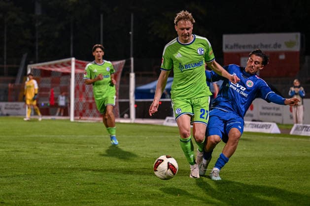 24.09.2026, Fussball, Saison 2026 2027, Testspiel, Rot-Weiß Oberhausen - FC Schalke 04, Finn Porath (FC Schalke 04), Hasan Onur (Rot-Weiß Oberhausen) xRHR-FOTO YYx Copyright: KROEGER RHR-FOTOx RHR-FOTO YY