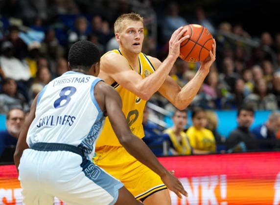 Sam Griesel (Alba Berlin, 5) sucht nach einer Passmoeglichkeit. GER, Alba Berlin vs Fraport Skyliners Frankfurt, easyCredit BBL, 2. Spieltag, Saison 2026 27, Uber Arena, Berlin, 24.09.2026 Alba Berlin vs Fraport Skyliners Frankfurt, easyCredit BBL, 2. Spieltag, Saison 2026 67, 24.09.2026 Berlin Copyright: xEibner-Pressefoto ScottxColemanx EP_SCN