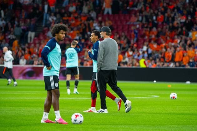 Fußball, Herren, Saison 2026 27, UEFA Nations League (Liga A, Gruppe 2, 1. Spieltag) in Amsterdam, Niederlande - Deutschland, v. l. Karim Adeyemi (Deutschland), Jamal Musiala (Deutschland), Trainer Jürgen Klopp (Deutschland) bei der Erwärmung, 24.09.2026, Copyright: xMatthiasxKochx