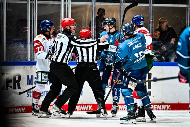 Norwin Panocha (Iserlohn Roosters, 6) im Zweikampf mit Luke Toporowski (Augsburger Panther, 77), GER, Iserlohn Roosters vs. Augsburger Panther, Eishockey, Penny-DEL, 3. Spieltag, Spielzeit 2026 2027, 24.09.2026, GER, Iserlohn Roosters vs. Augsburger Panther, Eishockey, Penny-DEL, 3. Spieltag, Spielzeit 2026 2027, 24.09.2026 Iserlohn Copyright: xJonasxBrockmann Eibner-Pressefotx EP_JBN